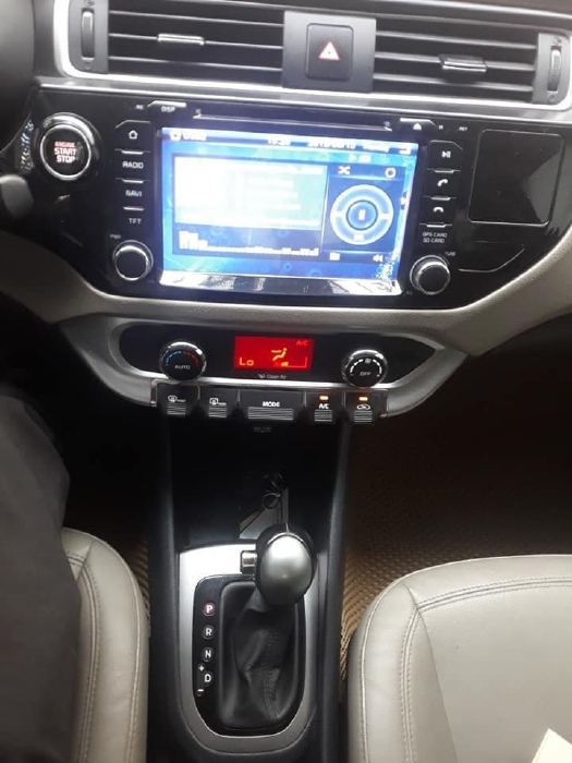 Nhà cần bán Kia Rio 2014 AT hatchback bản full màu Xám