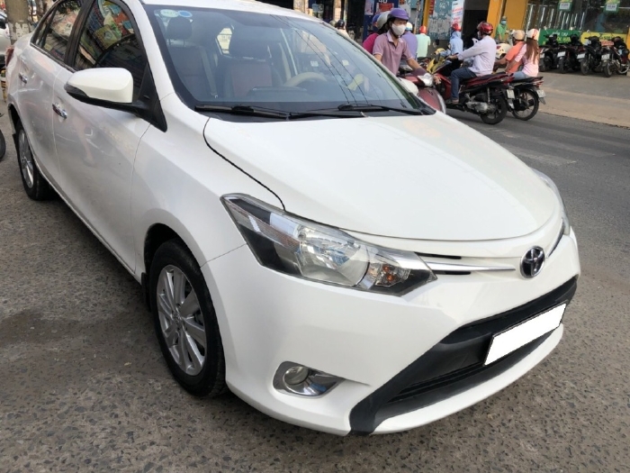 Nhà mình cần bán Toyota vios 2017, số sàn, màu trắng