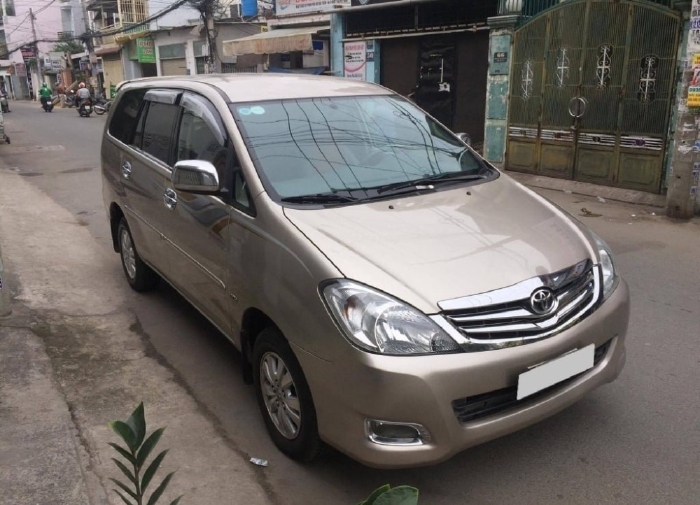 Xe nhà cần ra đi Toyota Innova 2011, số sàn, màu vàng cát