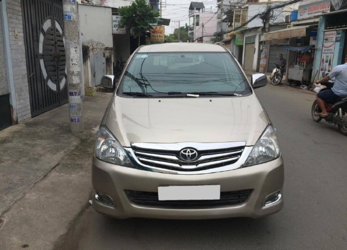 Xe nhà cần ra đi Toyota Innova 2011, số sàn, màu vàng cát