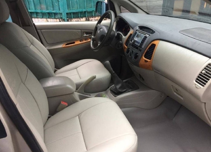 Xe nhà cần ra đi Toyota Innova 2011, số sàn, màu vàng cát