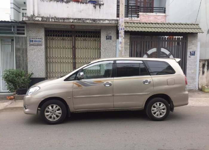 Xe nhà cần ra đi Toyota Innova 2011, số sàn, màu vàng cát