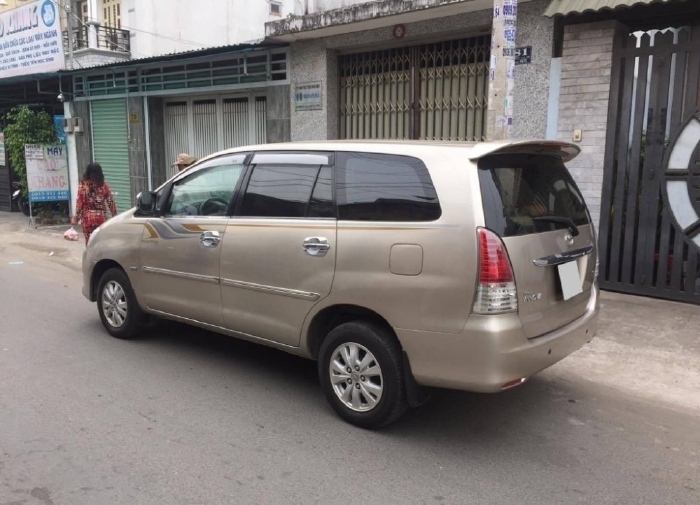 Xe nhà cần ra đi Toyota Innova 2011, số sàn, màu vàng cát