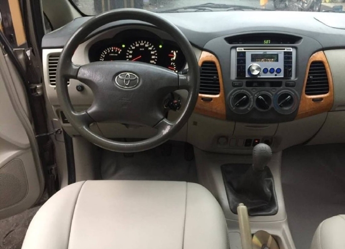 Xe nhà cần ra đi Toyota Innova 2011, số sàn, màu vàng cát