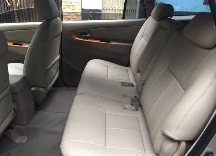 Xe nhà cần ra đi Toyota Innova 2011, số sàn, màu vàng cát