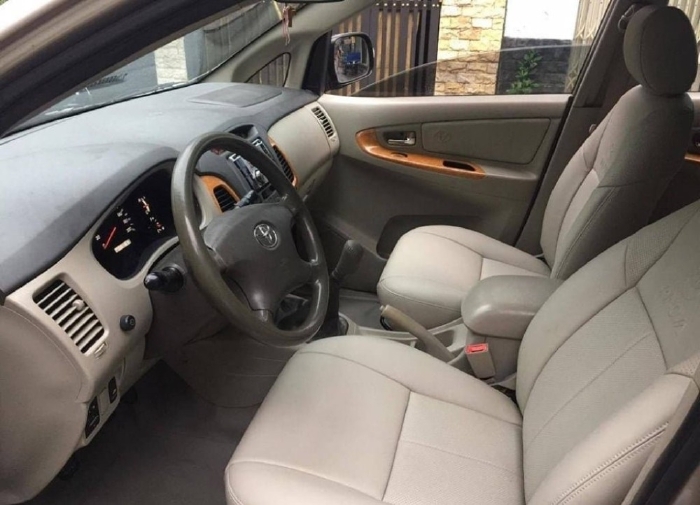 Xe nhà cần ra đi Toyota Innova 2011, số sàn, màu vàng cát