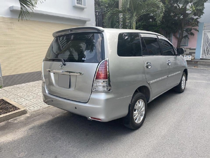 Bán Toyota Innova 2012 số sàn màu Bạc chính chủ
