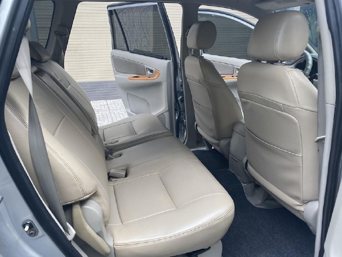 Bán Toyota Innova 2012 số sàn màu Bạc chính chủ