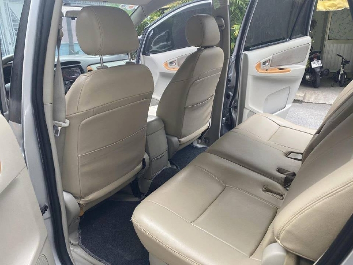 Bán Toyota Innova 2012 số sàn màu Bạc chính chủ
