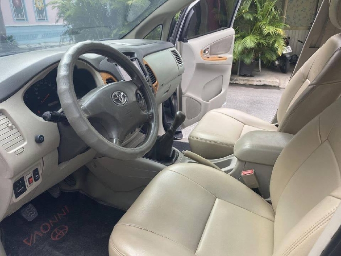 Bán Toyota Innova 2012 số sàn màu Bạc chính chủ