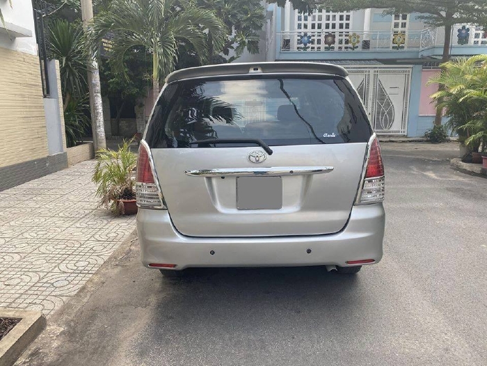 Bán Toyota Innova 2012 số sàn màu Bạc chính chủ