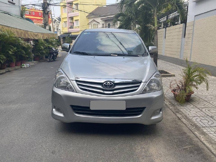 Bán Toyota Innova 2012 số sàn màu Bạc chính chủ