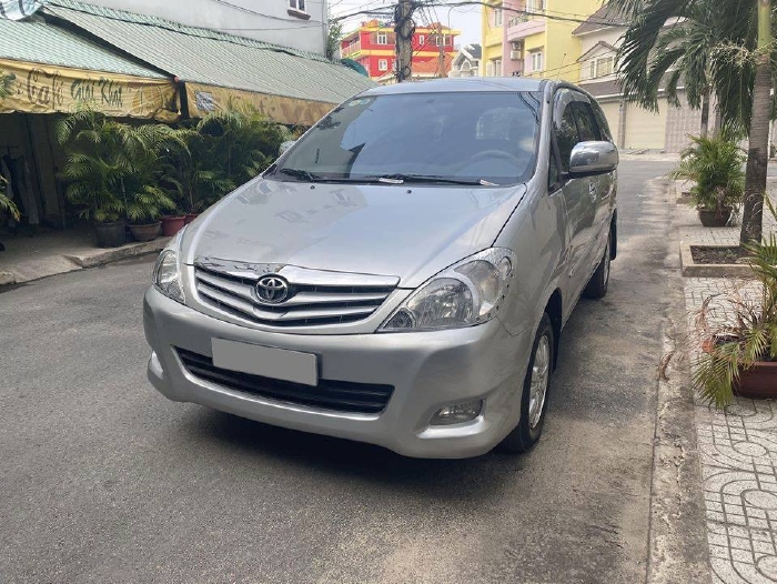 Bán Toyota Innova 2012 số sàn màu Bạc chính chủ