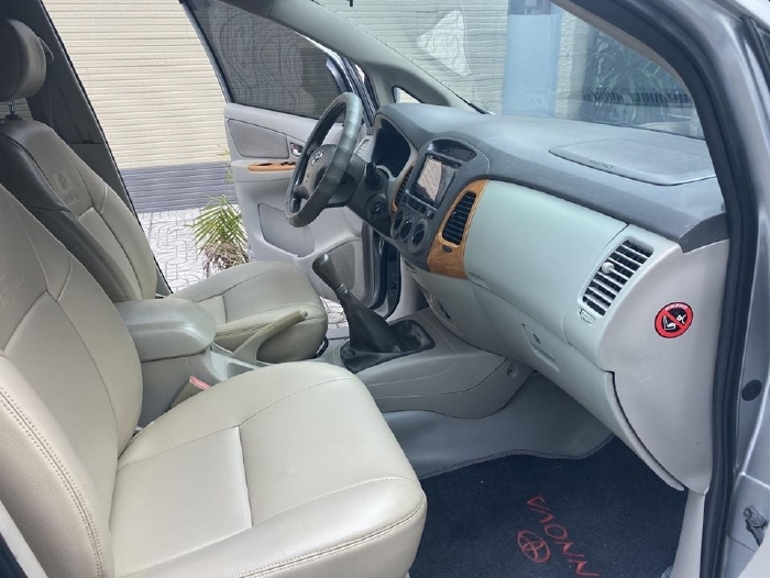 Bán Toyota Innova 2012 số sàn màu Bạc chính chủ
