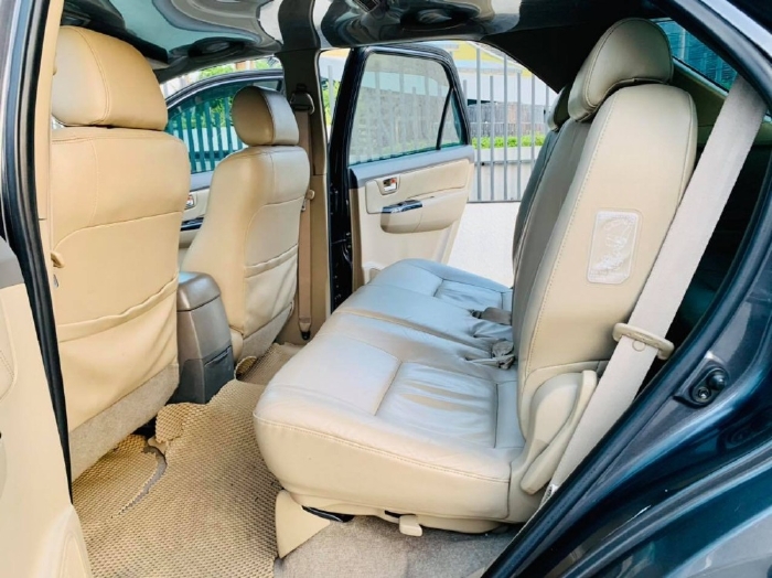 Nhà cần bán Fortuner 2014 máy dầu, số sàn, màu Xám chì