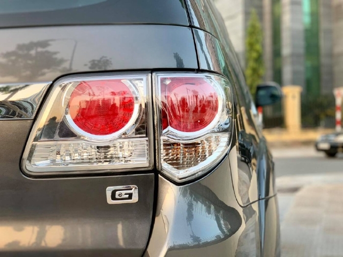 Nhà cần bán Fortuner 2014 máy dầu, số sàn, màu Xám chì