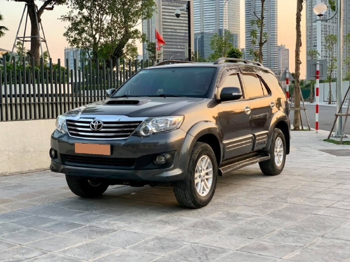 Nhà cần bán Fortuner 2014 máy dầu, số sàn, màu Xám chì