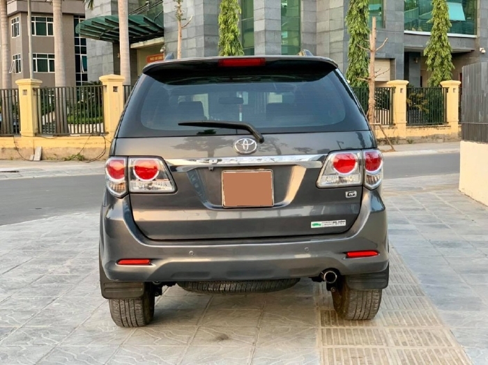 Nhà cần bán Fortuner 2014 máy dầu, số sàn, màu Xám chì