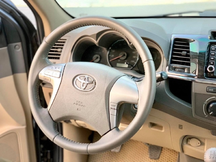 Nhà cần bán Fortuner 2014 máy dầu, số sàn, màu Xám chì