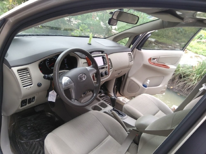 Gia đình bán Toyota innova G 2013, số tự động, màu vàng cát.