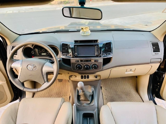 Nhà cần bán Fortuner 2014 máy dầu, số sàn, màu Xám chì