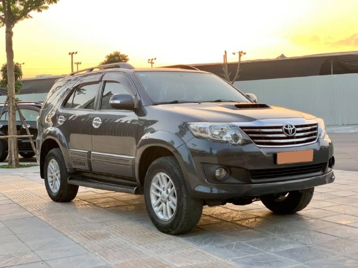 Nhà cần bán Fortuner 2014 máy dầu, số sàn, màu Xám chì