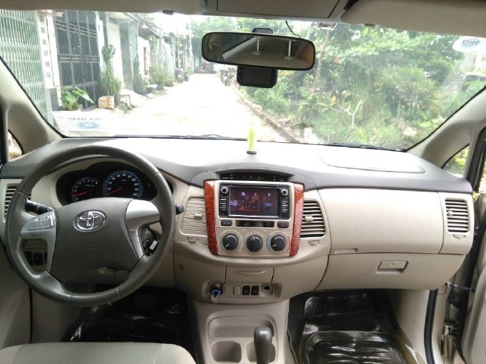 Gia đình bán Toyota innova G 2013, số tự động, màu vàng cát.