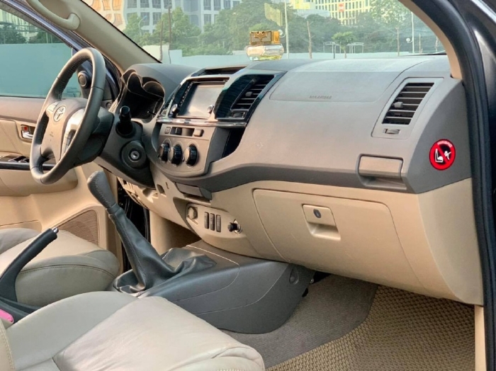 Nhà cần bán Fortuner 2014 máy dầu, số sàn, màu Xám chì