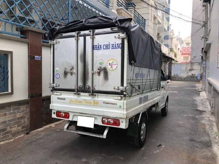 Gia đình cần bán xe Tải Thaco towner 2017,  số sàn, máy xăng, màu trắng