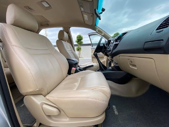 Gia đình cần bán xe Fortuner 2016, số sàn, máy dầu, màu bạc