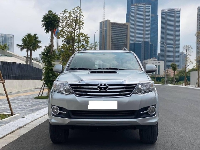 Gia đình cần bán xe Fortuner 2016, số sàn, máy dầu, màu bạc