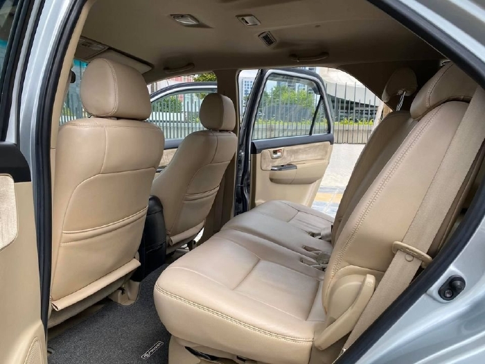 Gia đình cần bán xe Fortuner 2016, số sàn, máy dầu, màu bạc