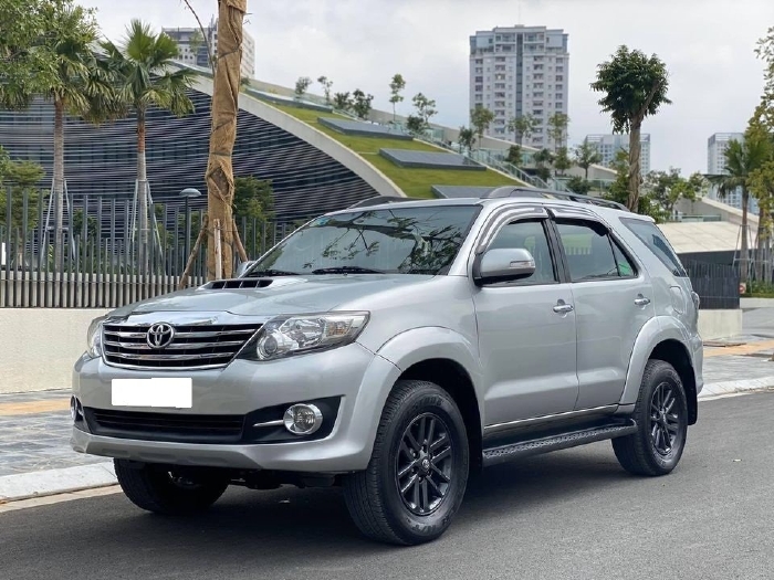 Gia đình cần bán xe Fortuner 2016, số sàn, máy dầu, màu bạc
