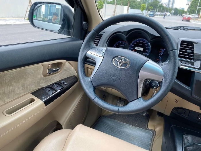 Gia đình cần bán xe Fortuner 2016, số sàn, máy dầu, màu bạc
