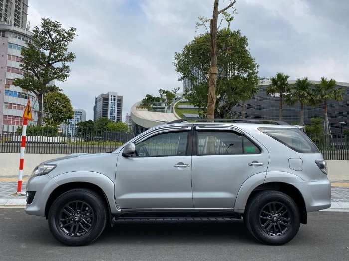Gia đình cần bán xe Fortuner 2016, số sàn, máy dầu, màu bạc