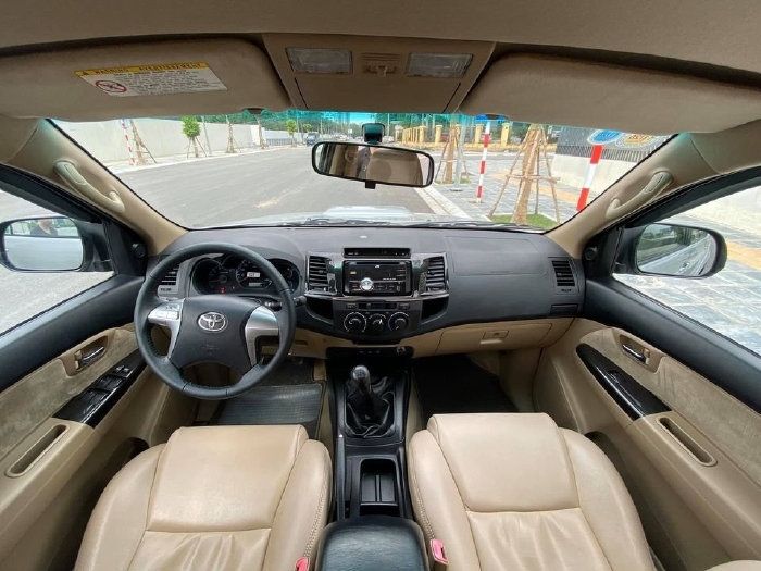 Gia đình cần bán xe Fortuner 2016, số sàn, máy dầu, màu bạc