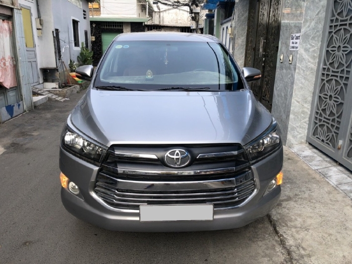 Gia đình cần bán xe Toyota Innova 2017 số sàn, màu bạc, còn mới tinh