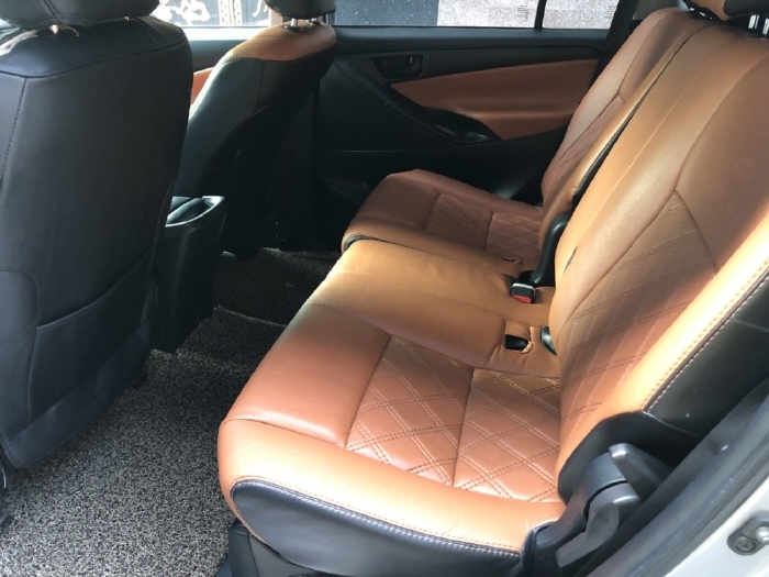 Gia đình cần bán xe Toyota Innova 2017 số sàn, màu bạc, còn mới tinh