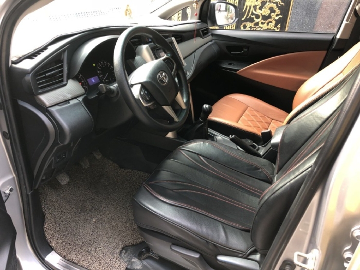 Gia đình cần bán xe Toyota Innova 2017 số sàn, màu bạc, còn mới tinh