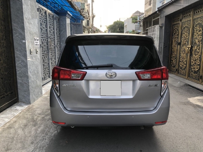Gia đình cần bán xe Toyota Innova 2017 số sàn, màu bạc, còn mới tinh
