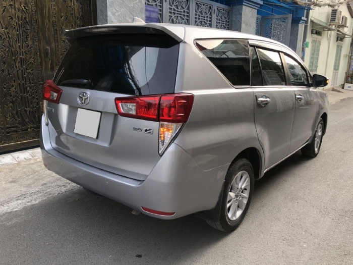 Gia đình cần bán xe Toyota Innova 2017 số sàn, màu bạc, còn mới tinh