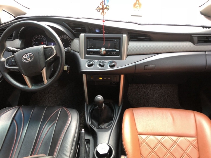Gia đình cần bán xe Toyota Innova 2017 số sàn, màu bạc, còn mới tinh