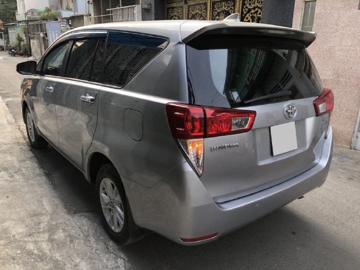 Gia đình cần bán xe Toyota Innova 2017 số sàn, màu bạc, còn mới tinh