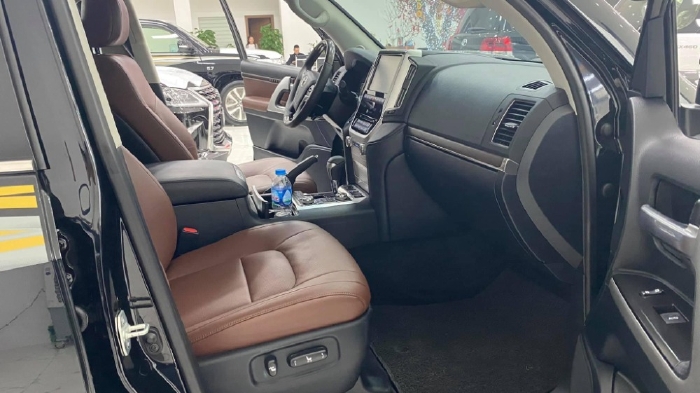 Toyota Land Cruiser 4.6 VXS Trung Đông màu đen, nội thất nâu, đăng ký 2020 chưa lăn bánh.
