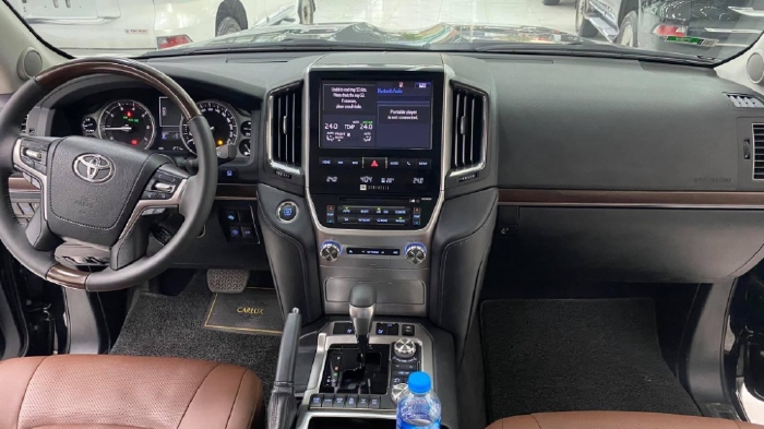 Toyota Land Cruiser 4.6 VXS Trung Đông màu đen, nội thất nâu, đăng ký 2020 chưa lăn bánh.