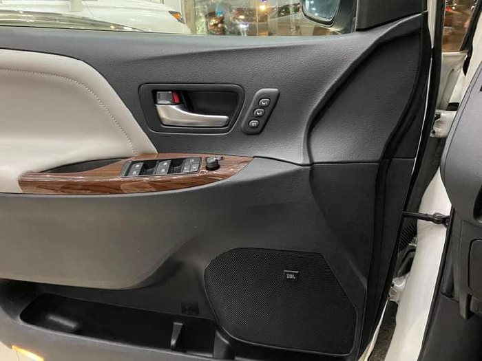 Toyota Sienna Limited sản xuất 2016 màu trắng