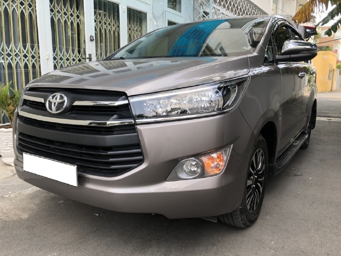 Cần bán xe Innova 2020, Số tự động, bản G, màu xám còn mới ken