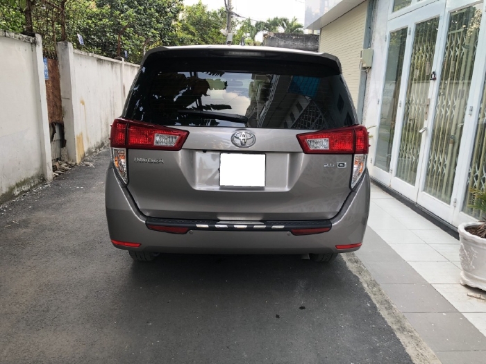 Cần bán xe Innova 2020, Số tự động, bản G, màu xám còn mới ken