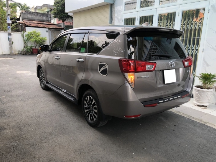Cần bán xe Innova 2020, Số tự động, bản G, màu xám còn mới ken