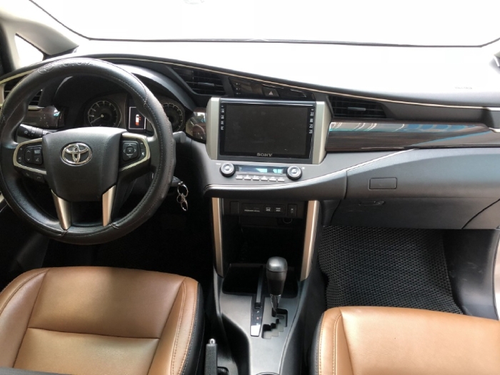 Cần bán xe Innova 2020, Số tự động, bản G, màu xám còn mới ken